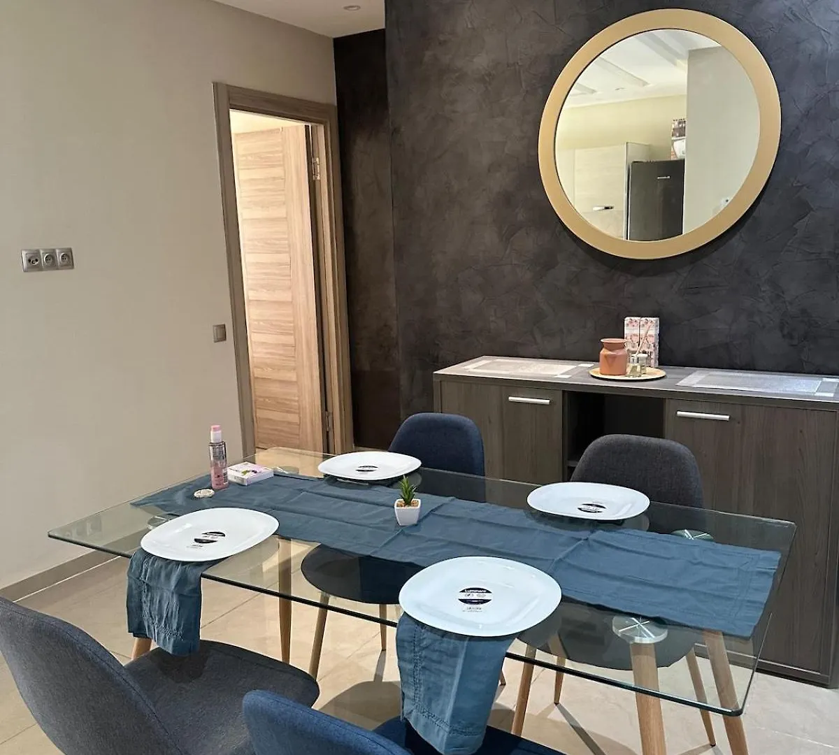Small modern cocoon Agadir 0*,
