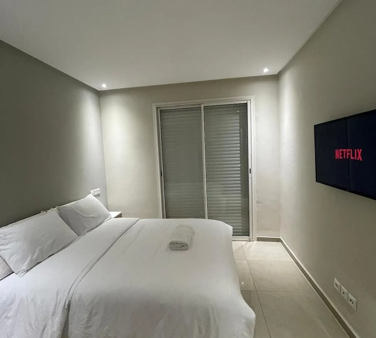 Small modern cocoon Agadir 0*,